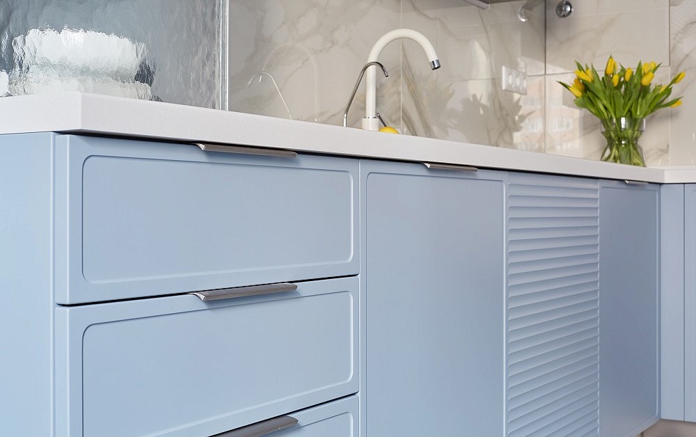 Небесно-голубая кухня с фрезеровкой и диагональными линиями