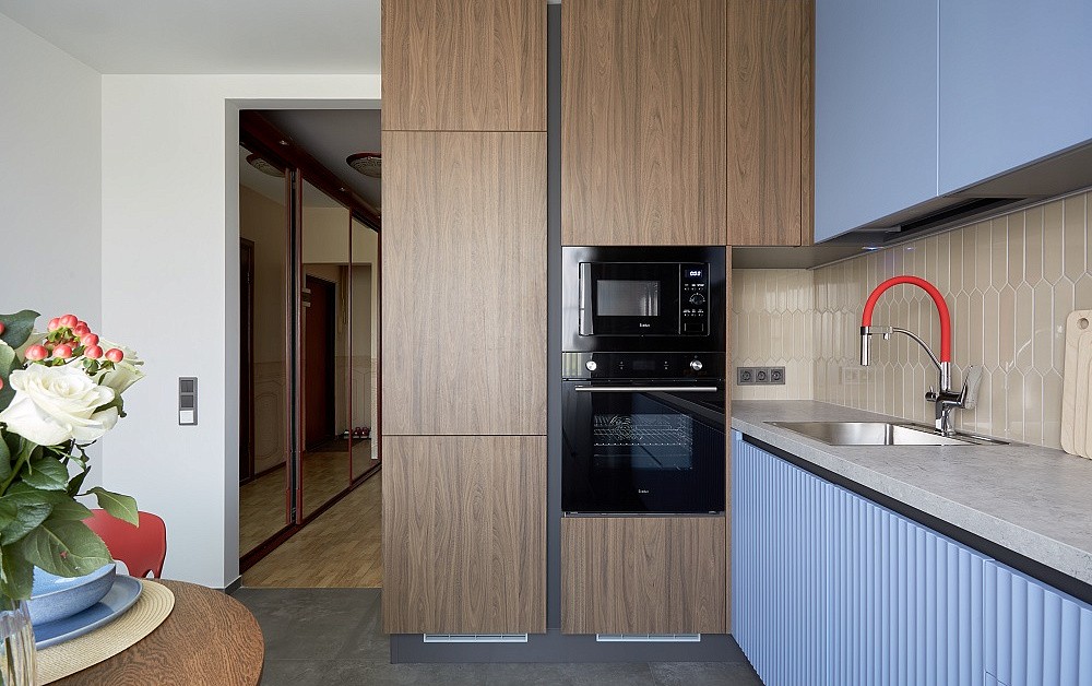 Природная кухня с вертикальной фрезеровской на фасадах