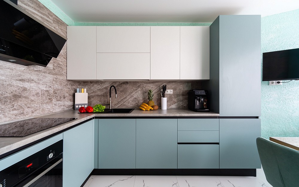 Нежно-голубая кухня в минималистичном интерьере