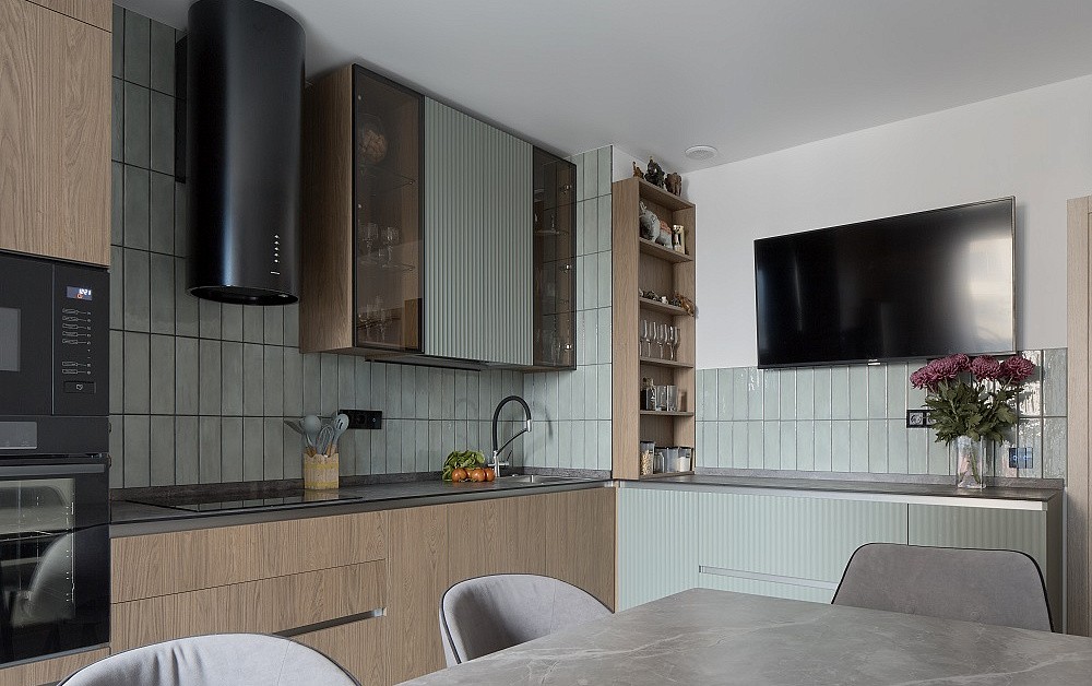 Шелфейно-древесная кухня с открытым хранением