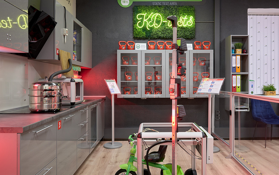 Комната поделена на зону статических и зону динамических испытаний