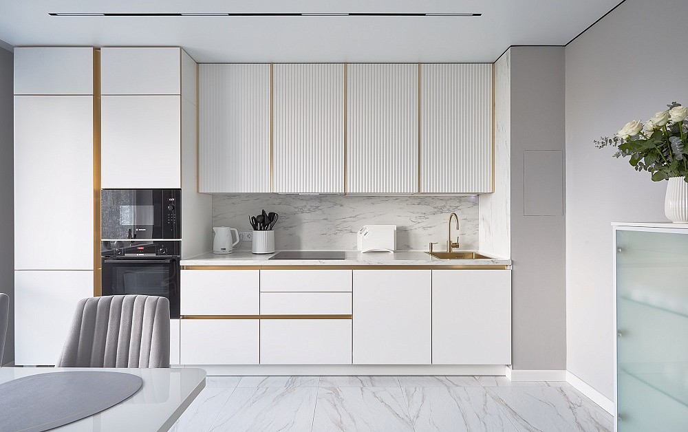 Белоснежная кухня с золотой фурнитурой