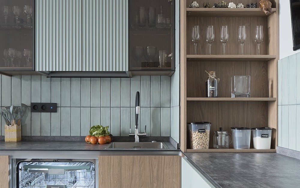 Шелфейно-древесная кухня с открытым хранением