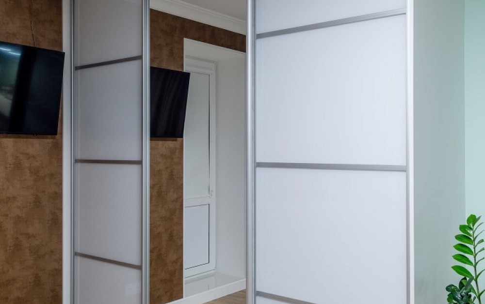 Шкафы-купе в прихожей и спальне