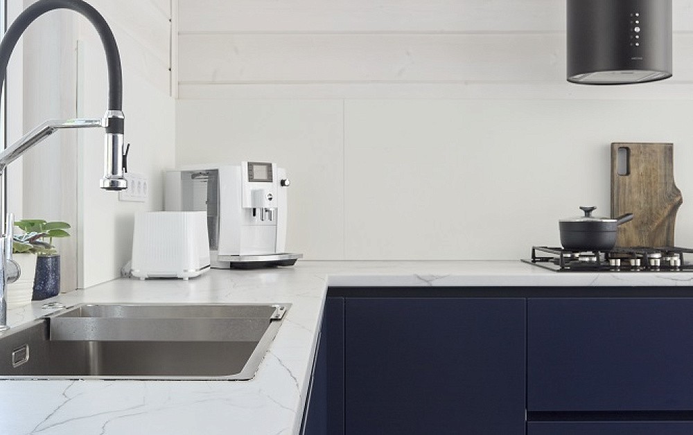 Бело-синяя кухня для гонщика Никиты Шикова