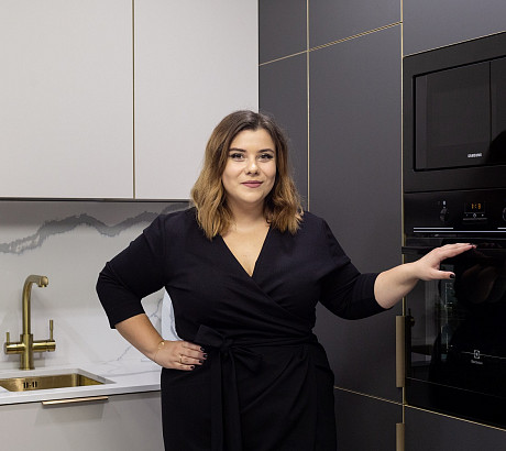 Светлая кухня для радиоведущей Веры Шаховой от компании «Кухонный Двор»