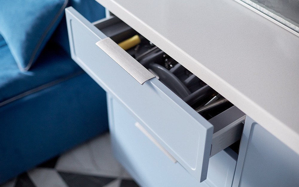 Небесно-голубая кухня с фрезеровкой и диагональными линиями