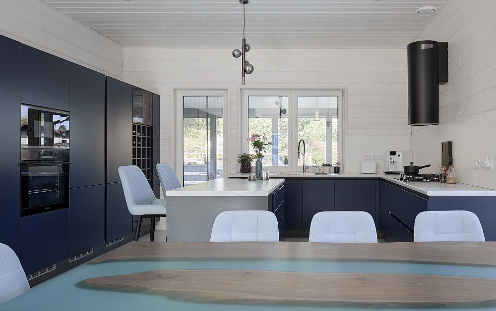 Бело-синяя кухня для гонщика Никиты Шикова