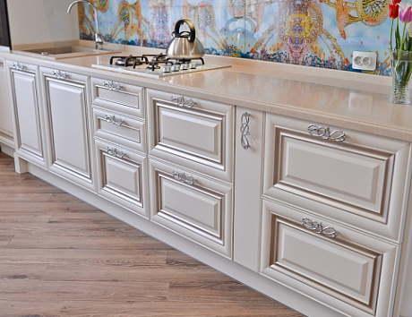 Светлая кухня в Мурманске