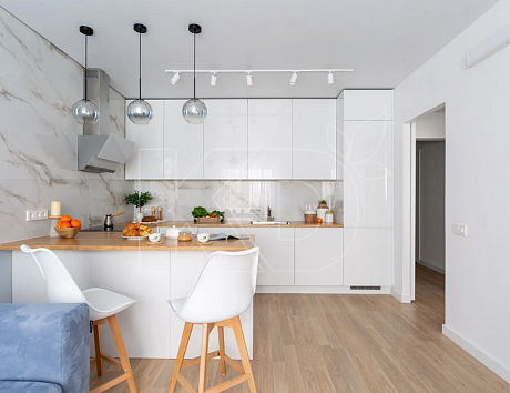 Современный дизайн белой кухни. Приобрести модные и стильные белые кухни предлагает фабрика «Кухонный двор». 