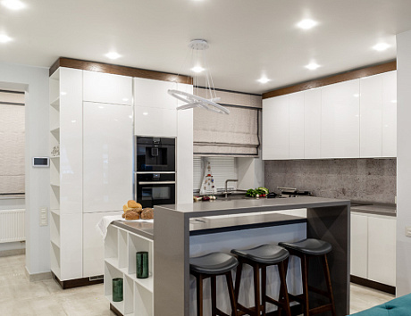 Светлая кухня в Сочи