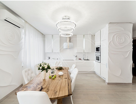 Белая глянцевая кухня в интерьере