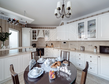 Белая глянцевая кухня в интерьере
