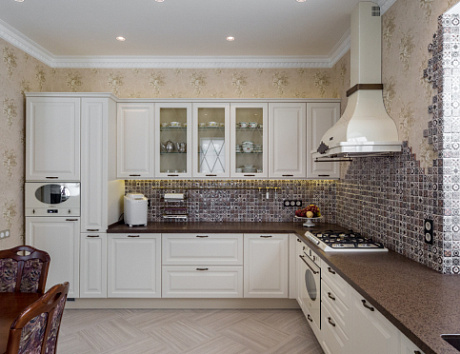 Светлая кухня в Мурманске