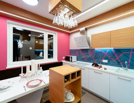 Светлая кухня в Мурманске