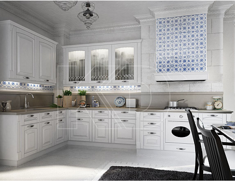 Белая классическая кухня в интерьере
