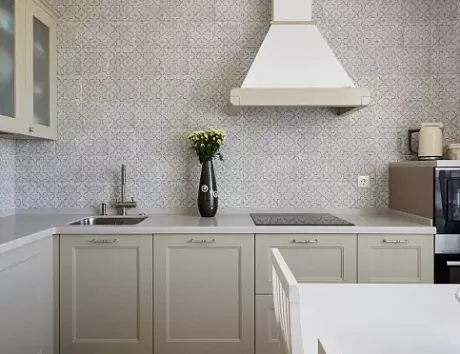 Светлая кухня в Санкт-Петербурге