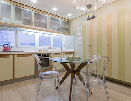 Светлая кухня в Мурманске