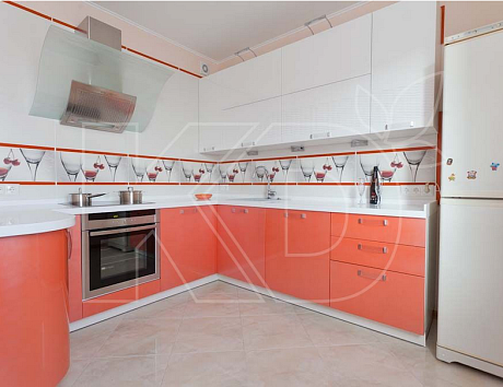 Угловые кухни красного цвета