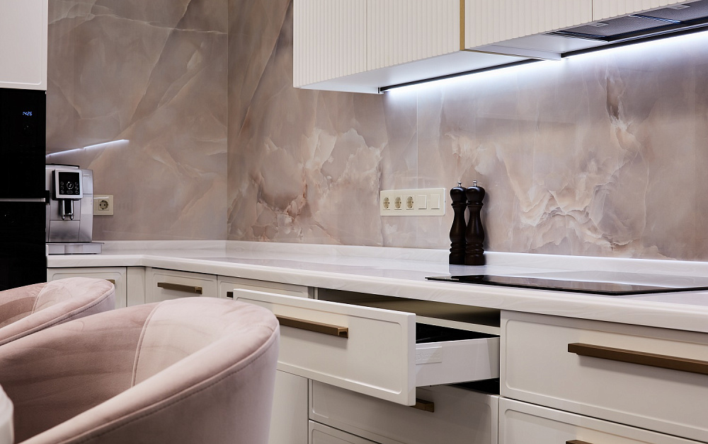 Пудрово-белоснежная П-образная кухня